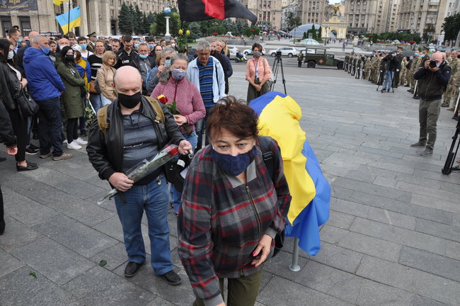 С погибшим Героем Украины Тарасом Матвиивым простились на Майдане Незалежности в Киеве 80