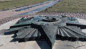 МЗС РФ направило ноту у зв'язку з планами влади Львова демонтувати радянський орден на меморіалі "Марсове поле". ФОТО