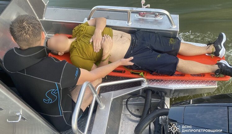 Водолази ДСНС врятували чоловіка, який тонув у Дніпрі, а на Рівненщині запобігти трагедії не вдалося. ФОТО