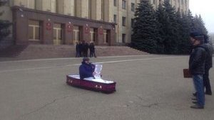 Житель Ставрополя устроил одиночный пикет в гробу против снижения уровня жизни населения. ФОТО