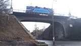 Залізничний міст на київській Куренівці почав розсипатися: відпало дві плити біля основи, є тріщини. ФОТО