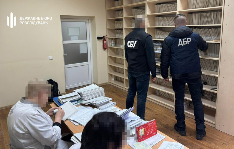 Група медиків організувала корупційну схему на Львівщині