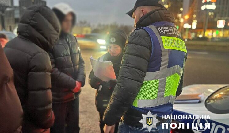 17-річному юнаку зі скандальних відео у Києві повідомили про підозру у незаконному зберіганні зброї, - поліція. ФОТО