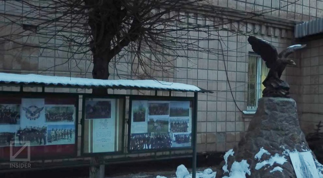 МВД о 4-метровом памятнике Беркуту на базе областного полка полиции Киевщины: Он установлен по инициативе погибшего на войне героя. Не стоит поднимать дешевый шум 02