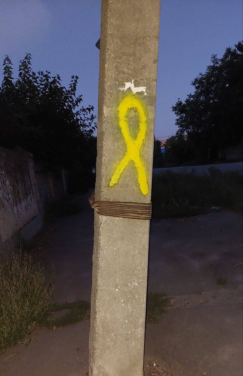 Партизани позначають стіни й паркани в окупованому Херсоні українськими символами 02