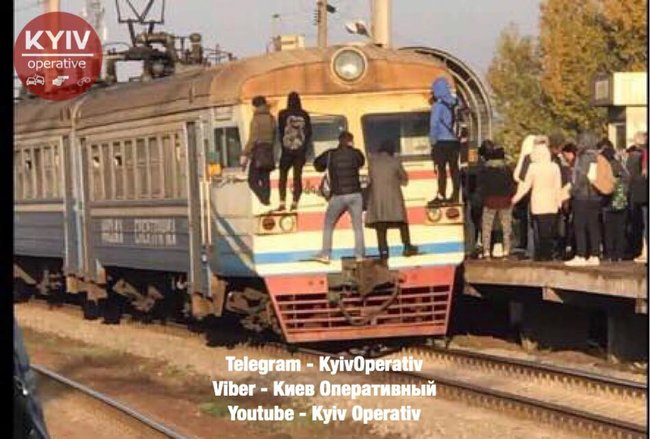 У Києві пасажири заблокували рух міської електрички: С#ка, підняли проїзд удвічі, і приїжджає по чотири вагони. Якого хера бл#? 03