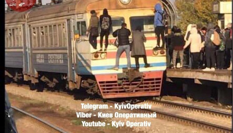 У Києві пасажири заблокували рух міської електрички: "С#ка, підняли проїзд удвічі, і приїжджає по чотири вагони. Якого хера бл#?". ВІДЕО+ФОТОрепортаж