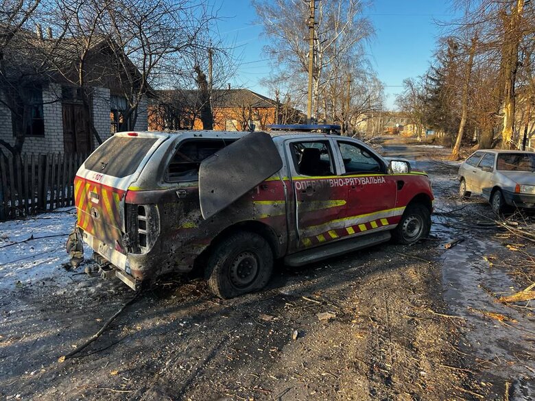 Війська РФ вдарили по рятувальниках, які шукали людей під завалами адміністрації на Харківщині, - ДСНС 07