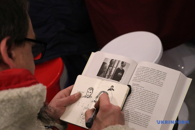 Книгу про Сенцова англійською мовою презентували в Києві 04