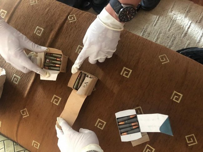 Співробітника поліції, який продавав патрони до автомата Калашникова, затримано в Харкові, - СБУ 02