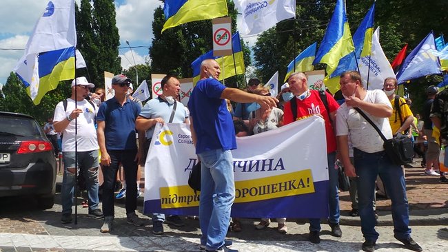 Після акції під ДБР багатотисячна хода попрямувала до Печерського суду на підтримку Порошенка і проти політичних репресій 09