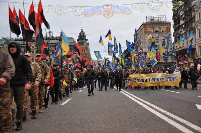Националисты провели в Киеве Марш Славы Героев 15