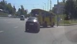 Водій київської маршрутки №189 створив аварійну ситуацію, вискочив на бордюр, збив знак і продовжив рух. ВІДЕО реєстратора
