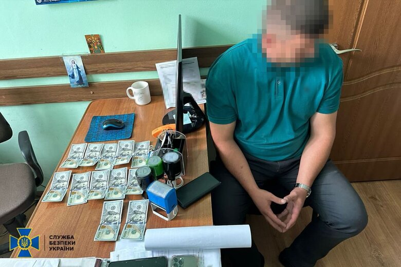 Затримано заступника воєнкома в Херсоні та голову ВЛК на Прикарпатті, які заробляли на ухилянтах, - СБУ 07