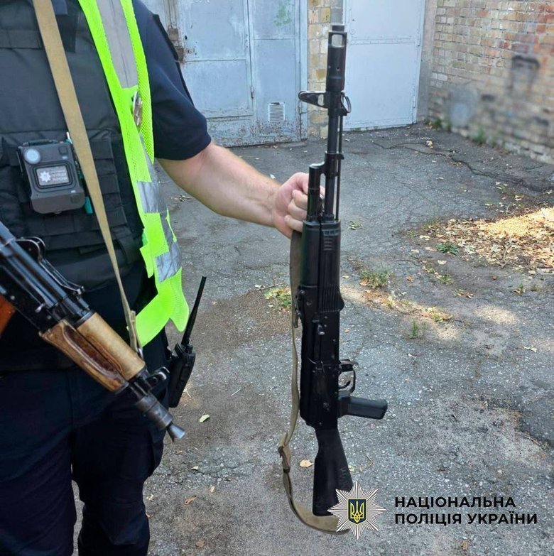 Военный с автоматом в руках угрожал прохожему в Киеве