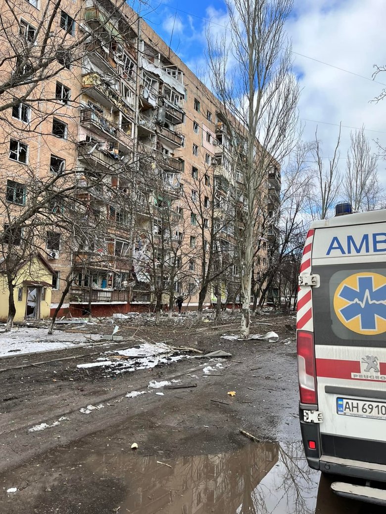 Щонайменше 2 загиблих та велика кількість поранених - росіяни обстріляли житлові багатоповерхівки у Краматорську. 01