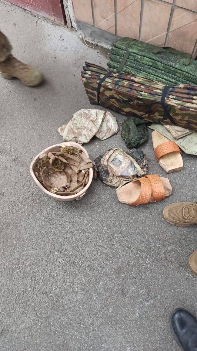 Майже лапті: окупанти, втікаючи, забули дерев’яне взуття 02