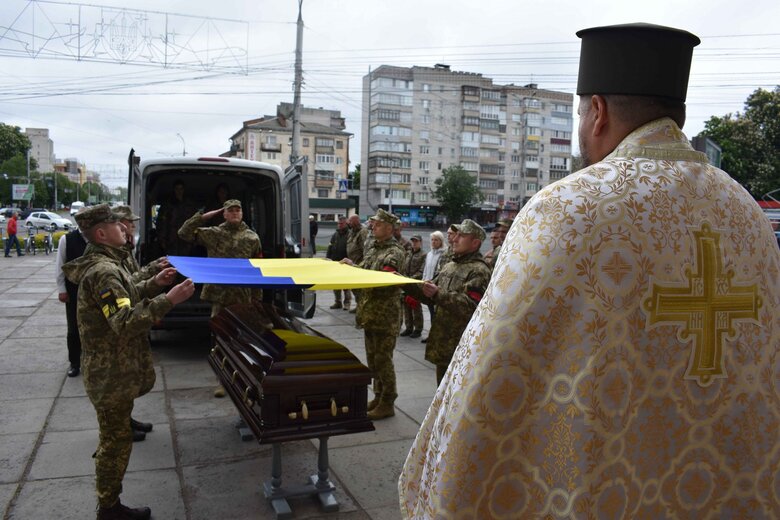 У Вінниці провели в останню путь 25-річного льотчика-штурмовика Сергія Пархоменка. Свою шану віддали і пара літаків Су-27 у небі 03