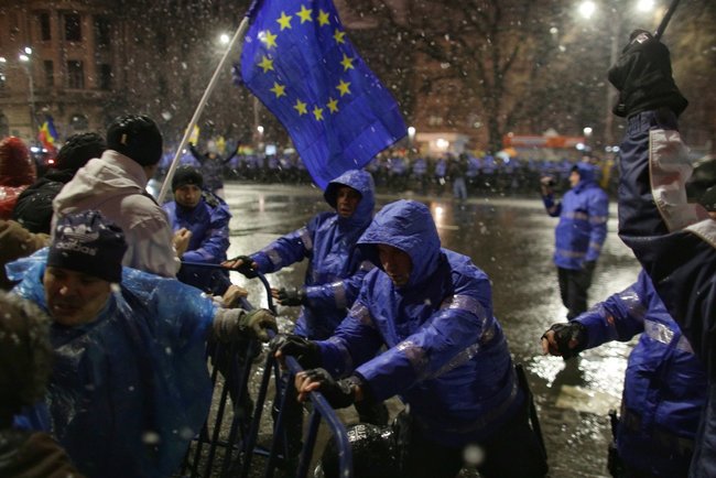 Десятки тисяч жителів Румунії вийшли на антикорупційні протести. 06