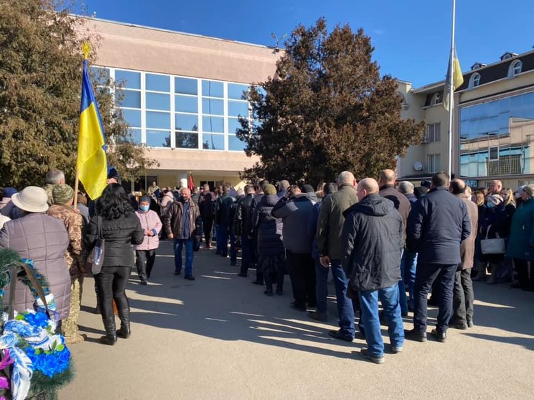 На Вінниччині попрощалися із загиблим внаслідок російського обстрілу воїном 56-ї ОМПБр Денисом Кононенком 17