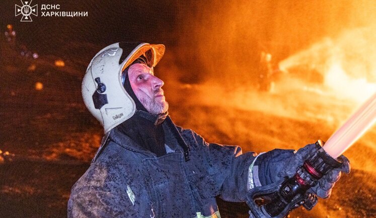 Наслідки масованого удару ворожих дронів по Чугуєву: 11 постраждалих, серед них - 2 дитини. Вирує масштабна пожежа. ФОТОрепортаж