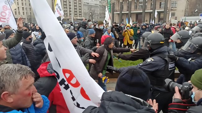 Протест ФОПів: Правоохоронці спробували демонтувати намети - застосовували сльозогінний газ 29