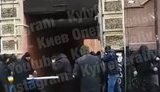 Озброєна група штурмувала колишній офіс "Укрбуду" в Києві і чинила опір поліції: затримано 6 осіб, постраждав один правоохоронець. ВIДЕО