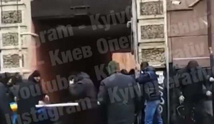 Вооруженная группа штурмовала бывший офис "Укрбуда" в Киеве и оказала сопротивление полиции: задержаны 6 человек, пострадал один правоохранитель. ВИДЕО