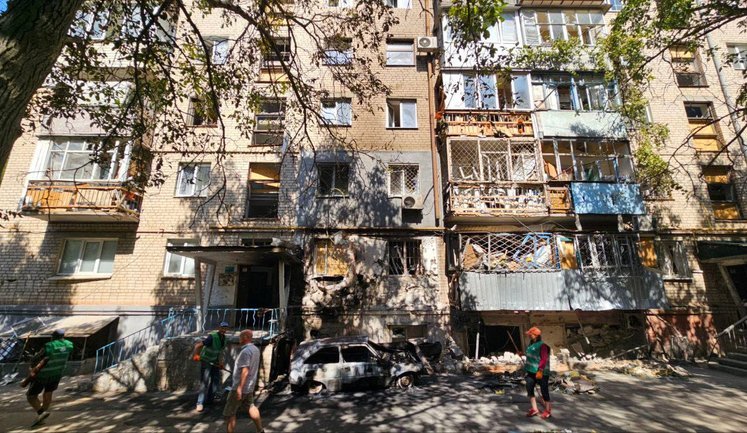 Наслідки ранкової атаки РФ на Херсон: пошкоджено медичний та освітній заклади, адмінбудівлю і багатоповерхівку. ФОТОрепортаж