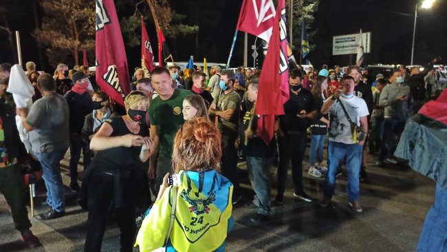 Біля дачі Зеленського в Кончі-Заспі протестують проти спроби спільної з окупантами інспекції позицій ЗСУ 13