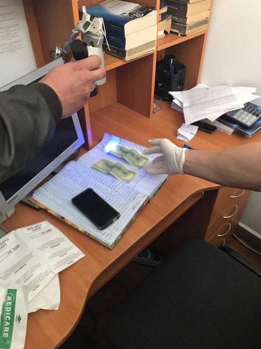Таможенник задержан на Львовщине при получении 400 долл. взятки, - СБУ 01
