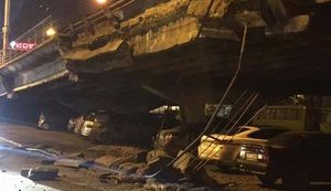 На Шулявському шляхопроводі в Києві обвалилася частина конструкції. ФОТО