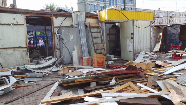 На Контрактовій площі в Києві продовжують демонтувати МАФи 01 На Контрактовій площі в Києві продовжують демонтувати МАФи 01