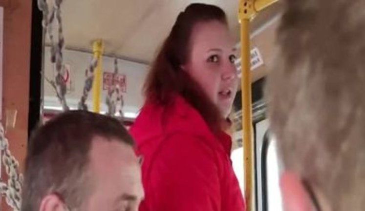 "Падла, бл#дь! Сука стара! Іди нах#й, тварюка! Щоб ти здох сьогодні!", - в Кременчуці після прохання надіти маску, молода жінка пояснила чоловікові своє ставлення до карантину. ВIДЕО