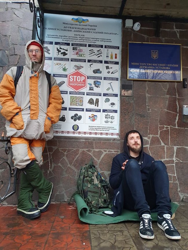 Активісти продовжують чергувати під Лукянівським СІЗО, щоб не допустити вивезення ексберкутівців 02