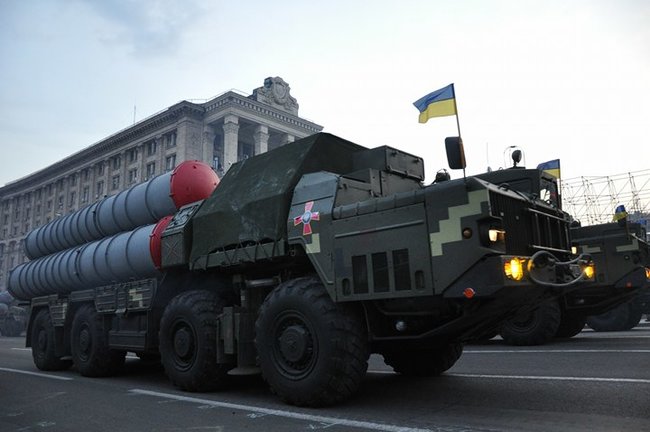 Від Точки-У до Джавелінів: вражаючі кадри 250 одиниць бойової техніки на Хрещатику 45
