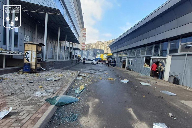 У Суми ворожий безпілотник влучив у ТРЦ в центрі міста