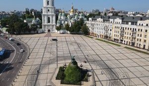 Дрифт на Софійській площі: прибирання бруківки триватиме кілька днів. ФОТО