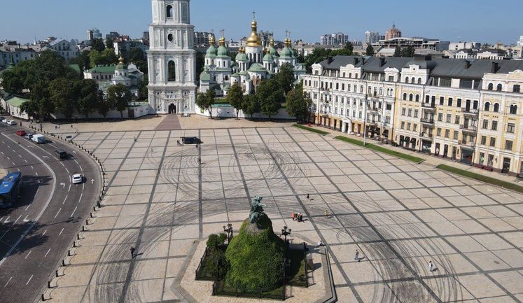 Дрифт на Софійській площі: прибирання бруківки триватиме кілька днів. ФОТО