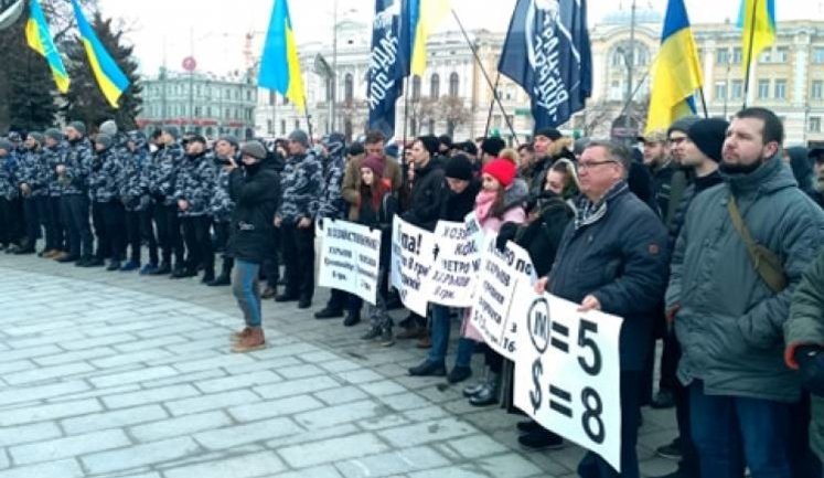 "Хозяйственник кончился": сотни людей в центре Харькова протестуют против подорожания проезда в общественном транспорте. ФОТО