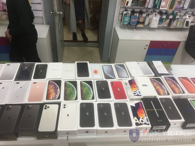 В інтернет-магазині, через який реалізовували техніку невідомого походження під виглядом відомих торгових марок, вилучено ТМЦ вартістю понад 24,4 млн грн і велику суму готівки 05