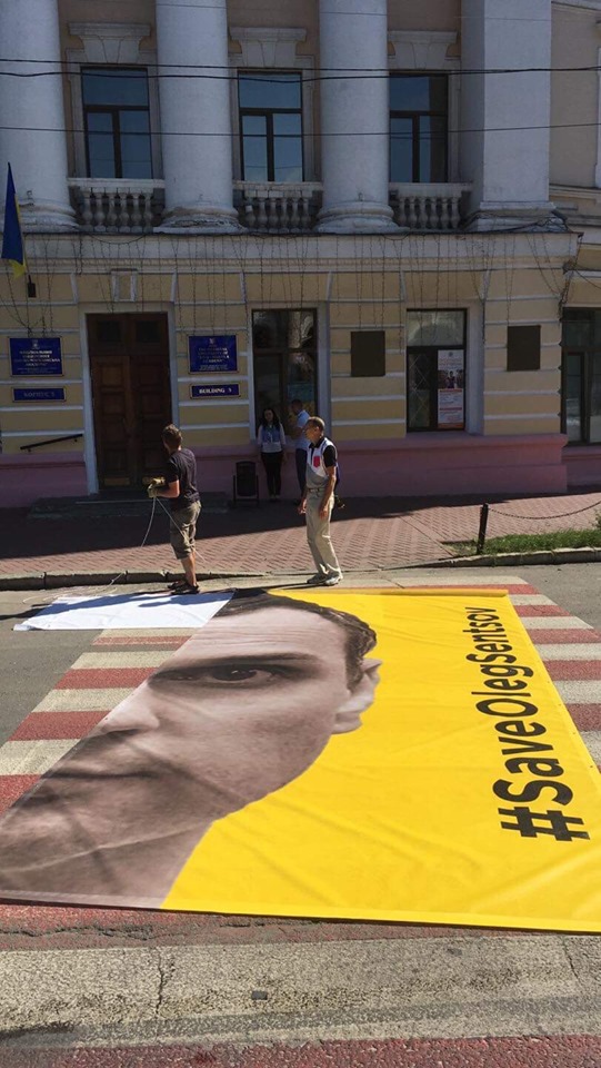 Сенцов сфотографировался на фоне баннера возле Киево-Могилянской академии 04