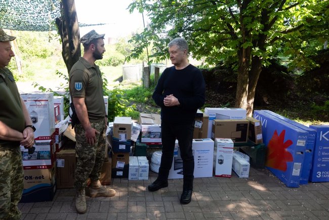 Порошенко привіз в Авдіївку комплект відеорозвідки для 72-ї бригади 04