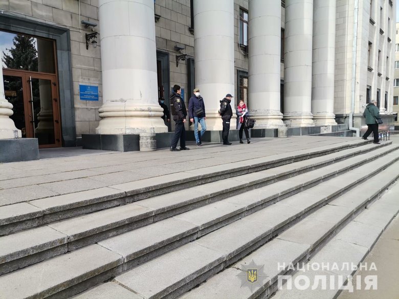 Полиция проверяет информацию о минировании 5 судов в Житомире. Идет эвакуация посетителей и сотрудников 04