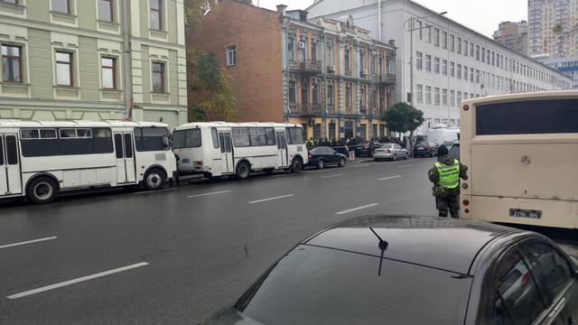 Поліцейські охороняють залу Святошинського райсуду: прихильники Коханівського залишаються в забарикадованому приміщенні 02