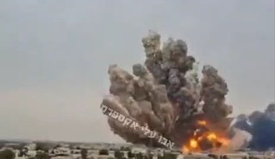 Кадры атаки Израиля на авиабазу в Бушире и нефтехимические объекты на территории Ирана. ВИДЕО