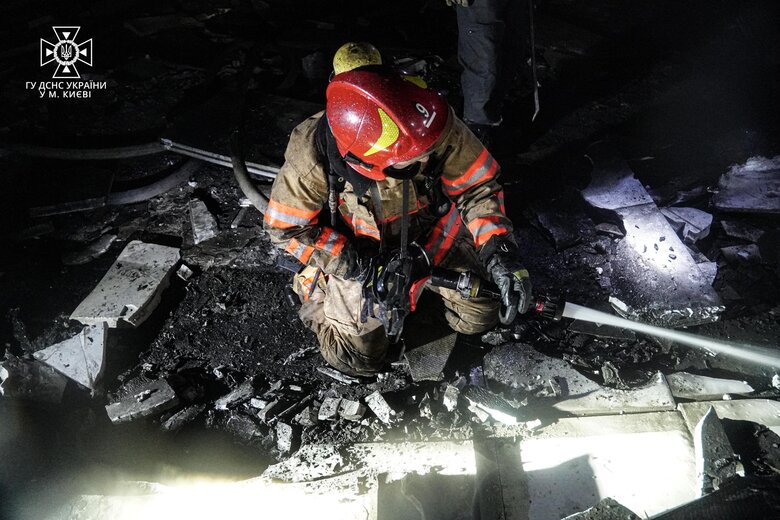 Рятувальники ліквідували пожежу у Святошинському районі, спричинену падінням уламків збитого БПЛА, - ДСНС 06
