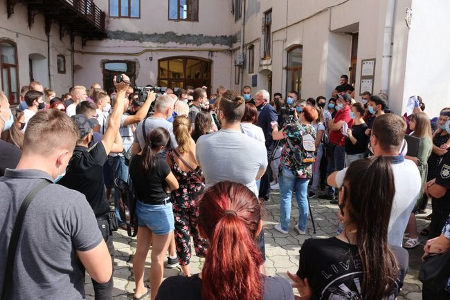 Підприємці в Коломиї мітингують проти червоних карантинних обмежень 05