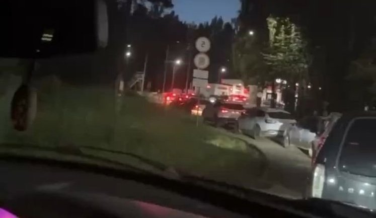 Россиянин сидит ночью в автомобиле в очереди к АЗС: "Кризиса нет" - твердо и четко сказал сегодня наш великий президент"