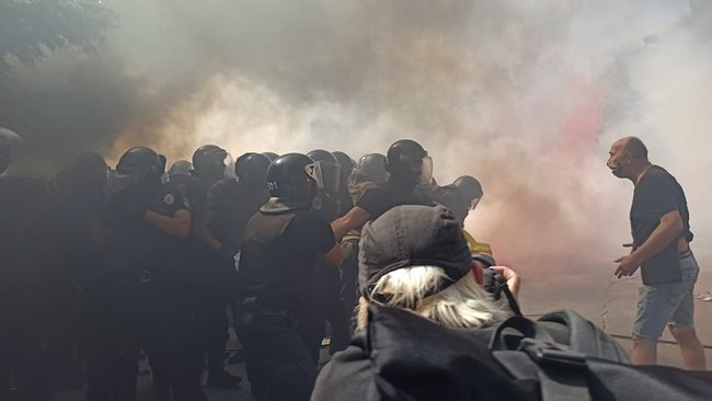 Столкновения митингующих с правоохранителями на акции Остановим капитуляцию под Офисом Президента 12